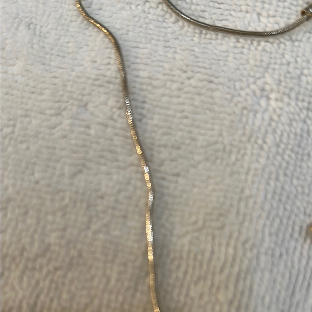 Elegant Silver Tone Necklace with Adjustable Chain - Picture 4 of 4